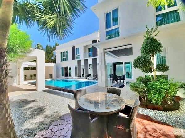 5 Bedroom Pool Villa for Sale in Jomtien
